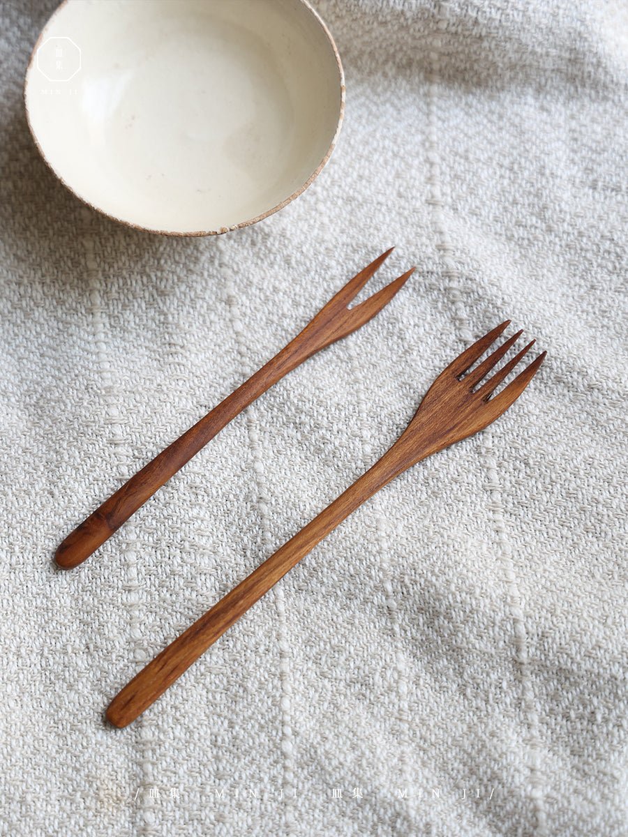 Wooden forks set, natural wood grain, and elegant design. MIN JI product.