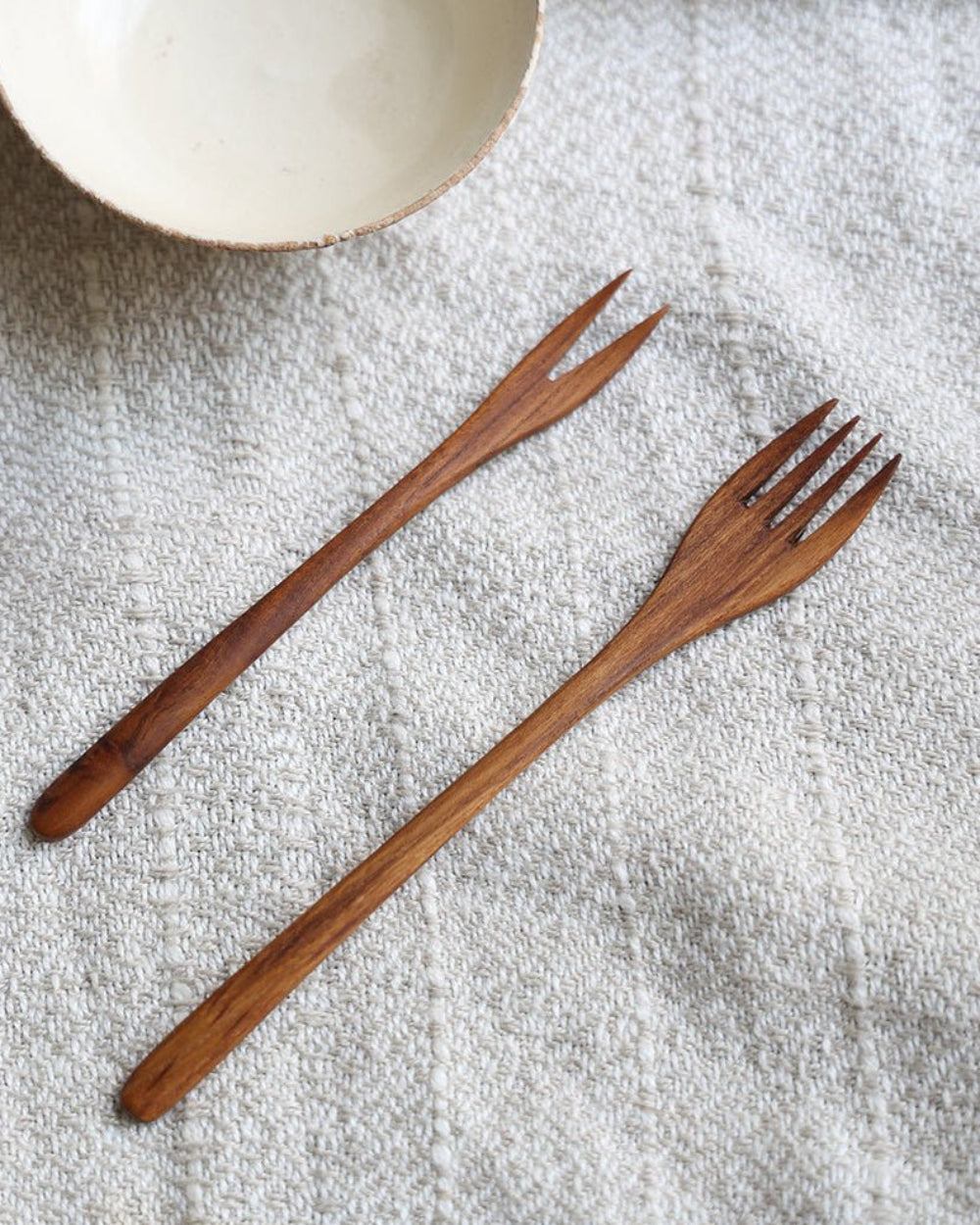Wooden forks set, natural wood grain, and elegant design. MIN JI product.