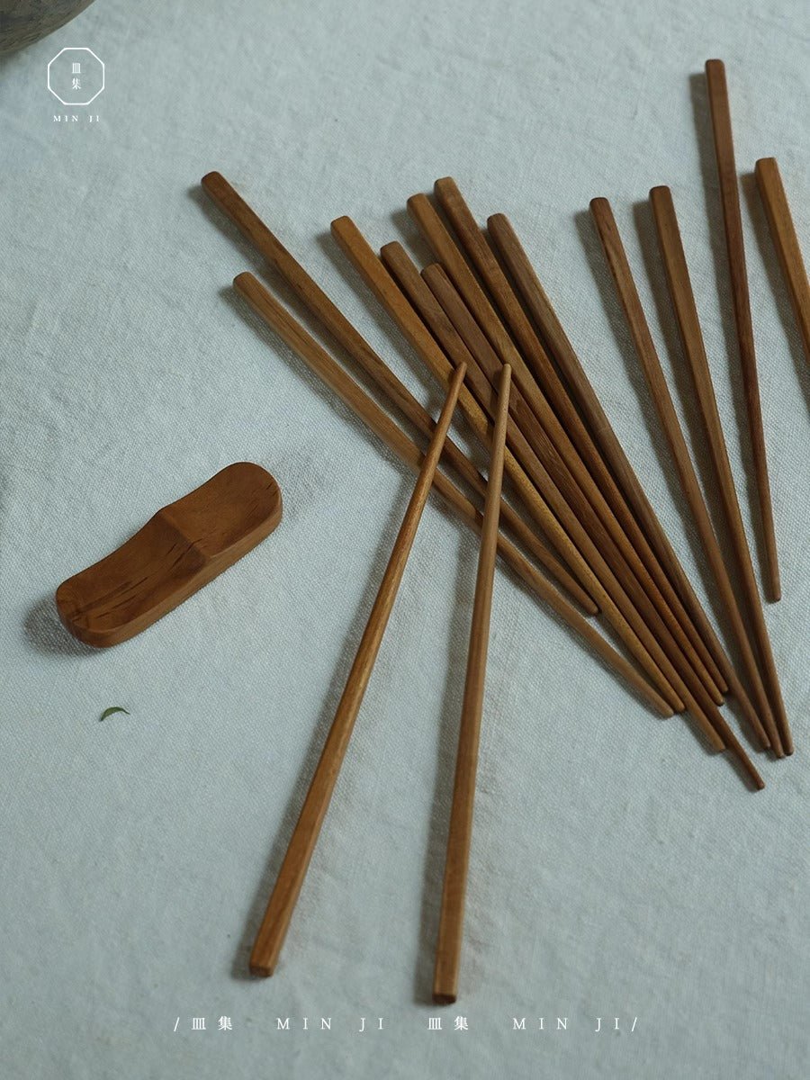 MIN JI wooden chopsticks set, with chopsticks and holder. Ideal for Asian cuisine.