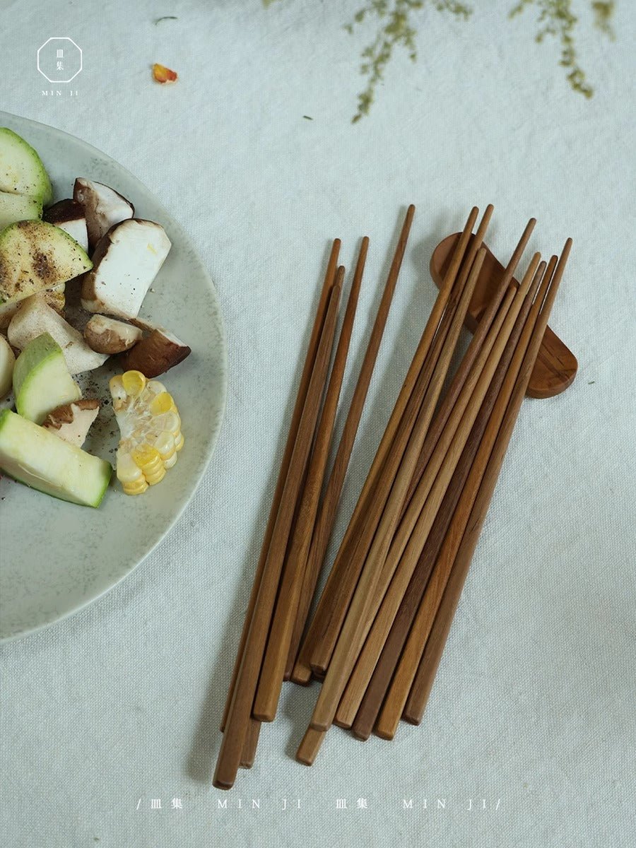 MIN JI chopsticks set, wooden, with vegetables, ideal for Asian cuisine, 皿集 branding.