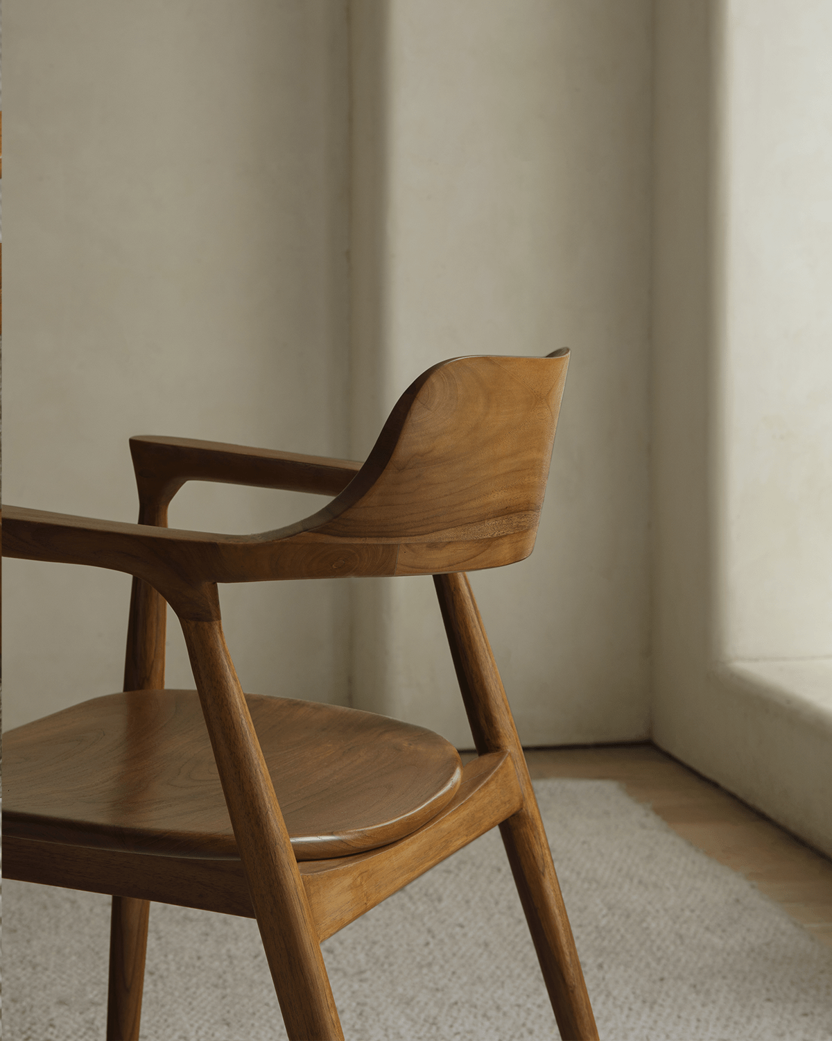 Hiroshima chair in solid wood, curved backrest and seat, modern design for living spaces