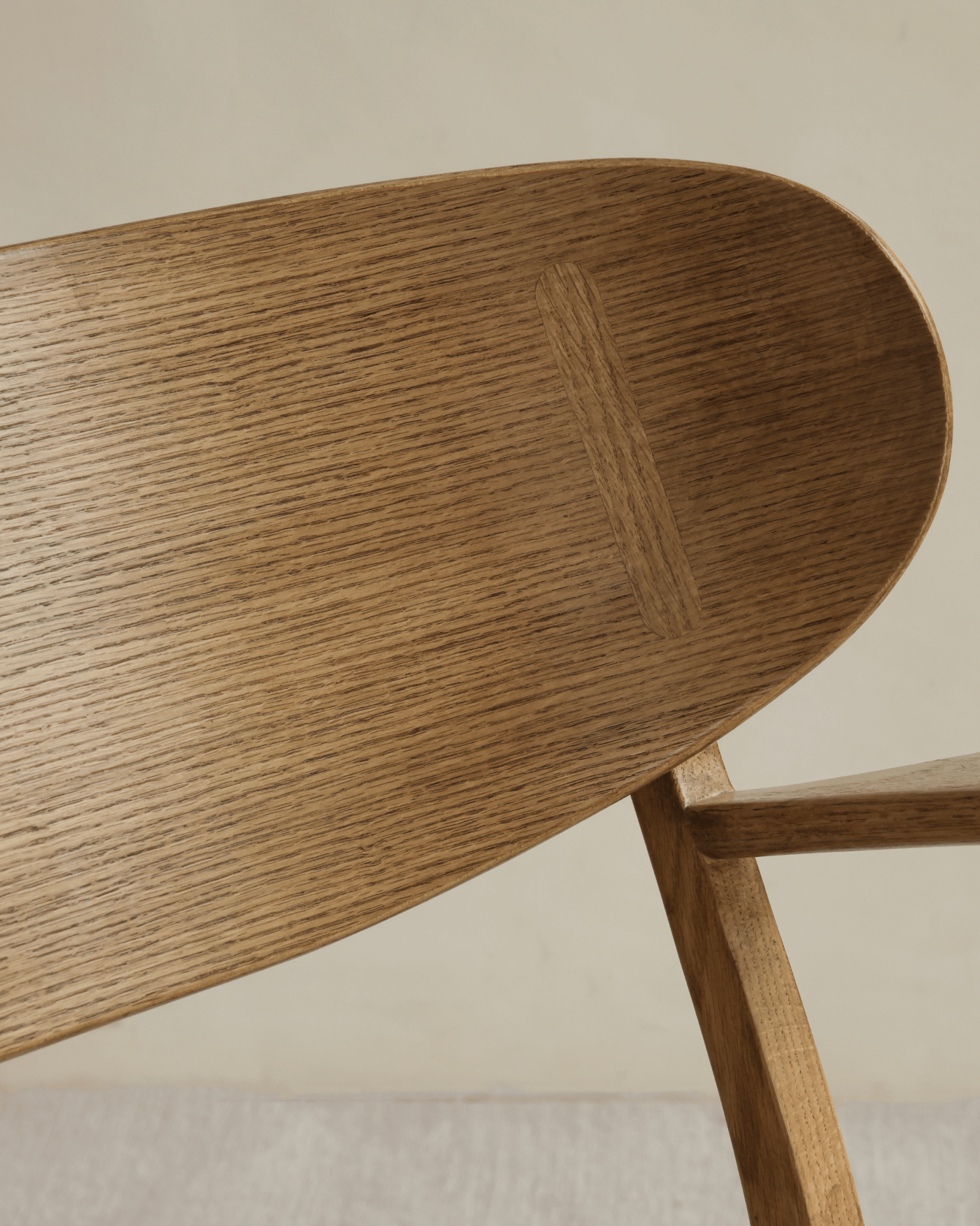 CH22 Lounge Chair detail: Oak backrest, ergonomic design, Scandinavian aesthetic, Danish design icon