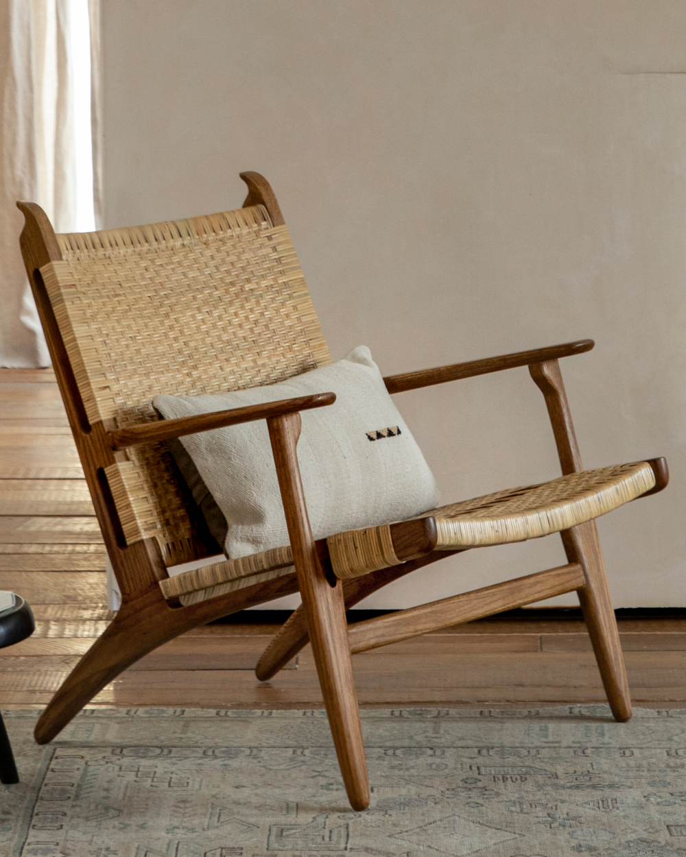 Horn Lounge Chair made of oak and natural rattan, with elegant design details.