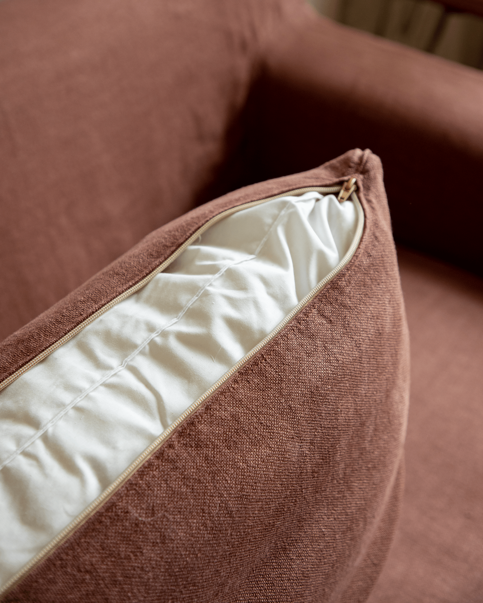 Guni Linen Sofa pillow detail, showing removable cover, linen fabric, and triple filling for easy cleaning.