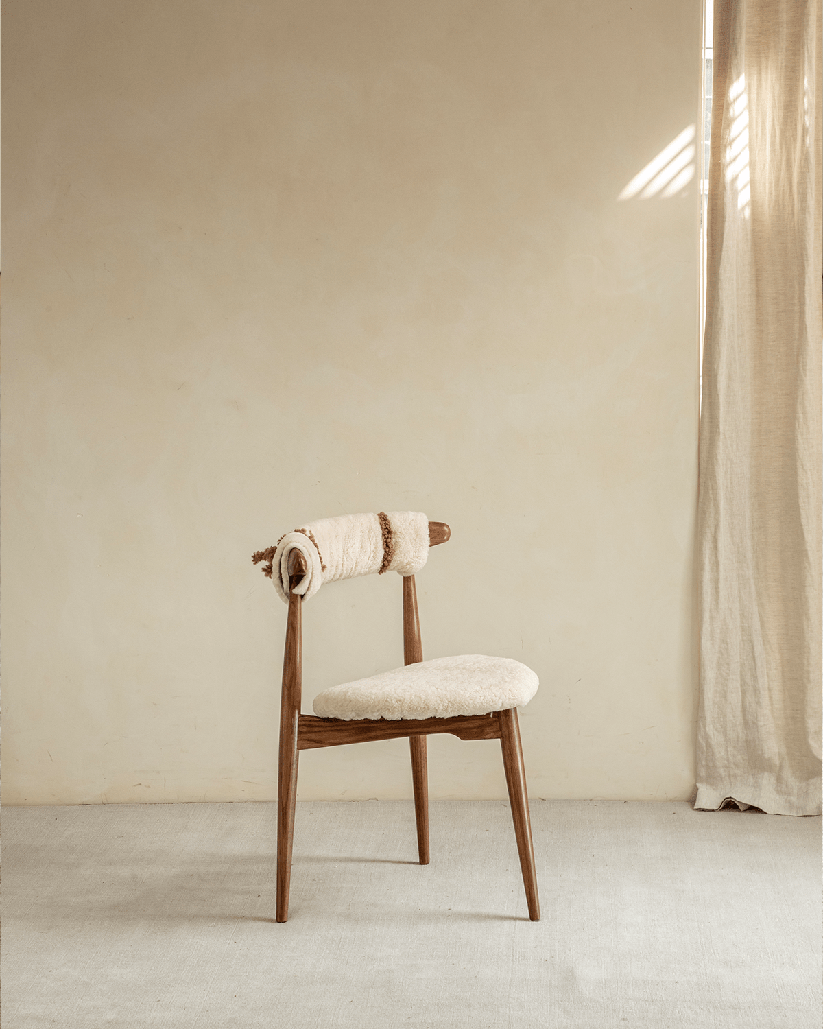 Heart Dining Chair with shearling fabric, Danish design, oak wood frame. Vintage-style, elegant and comfortable.