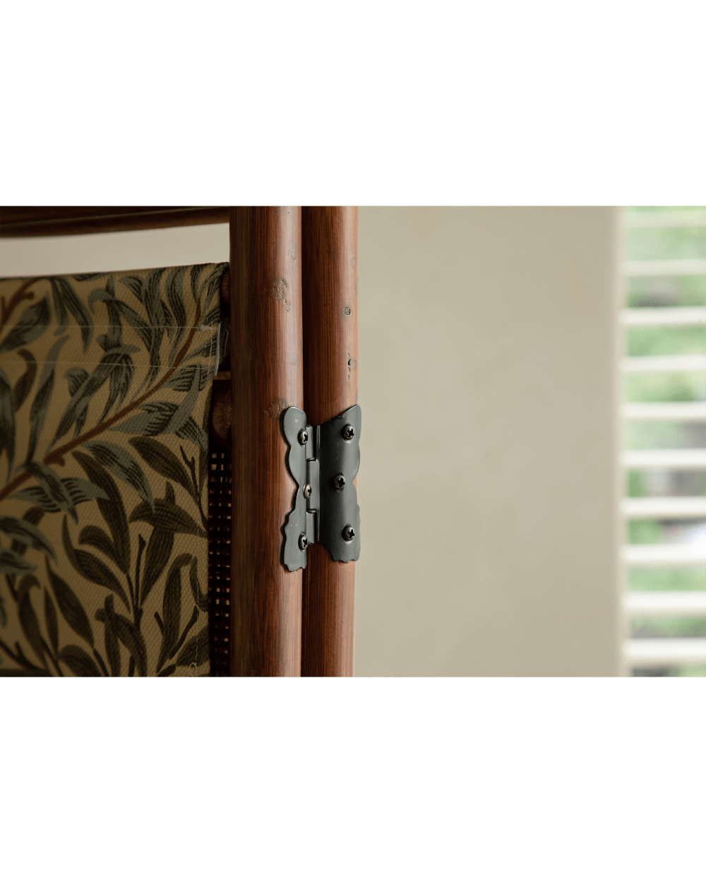 GeTan Rattan Room Divider detail: Agate vine frame, black hinge, detachable willow leaf fabric.