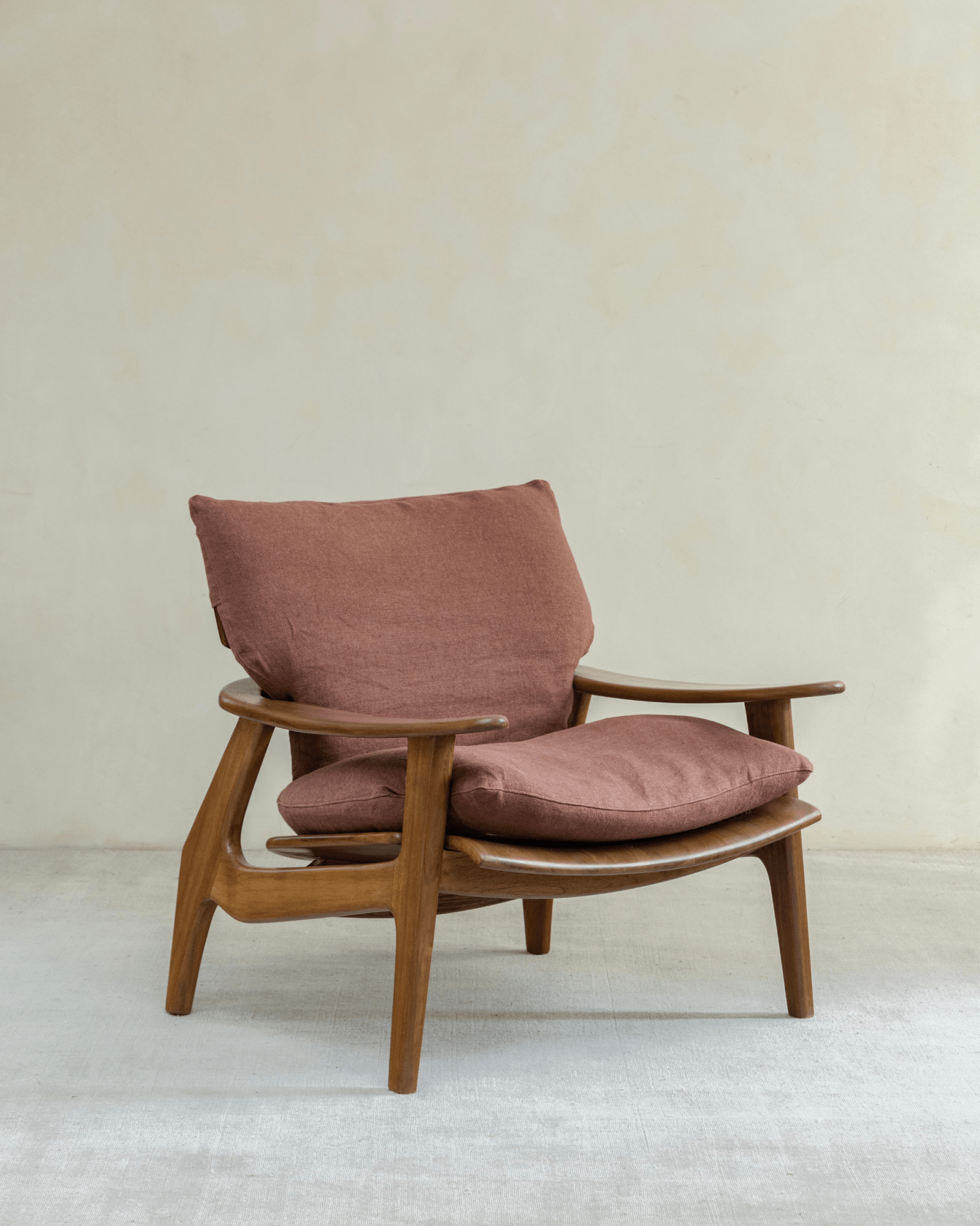 Zen Armchair with ergonomic design, light brown wood and dusty rose cushion for ultimate comfort and relaxation.