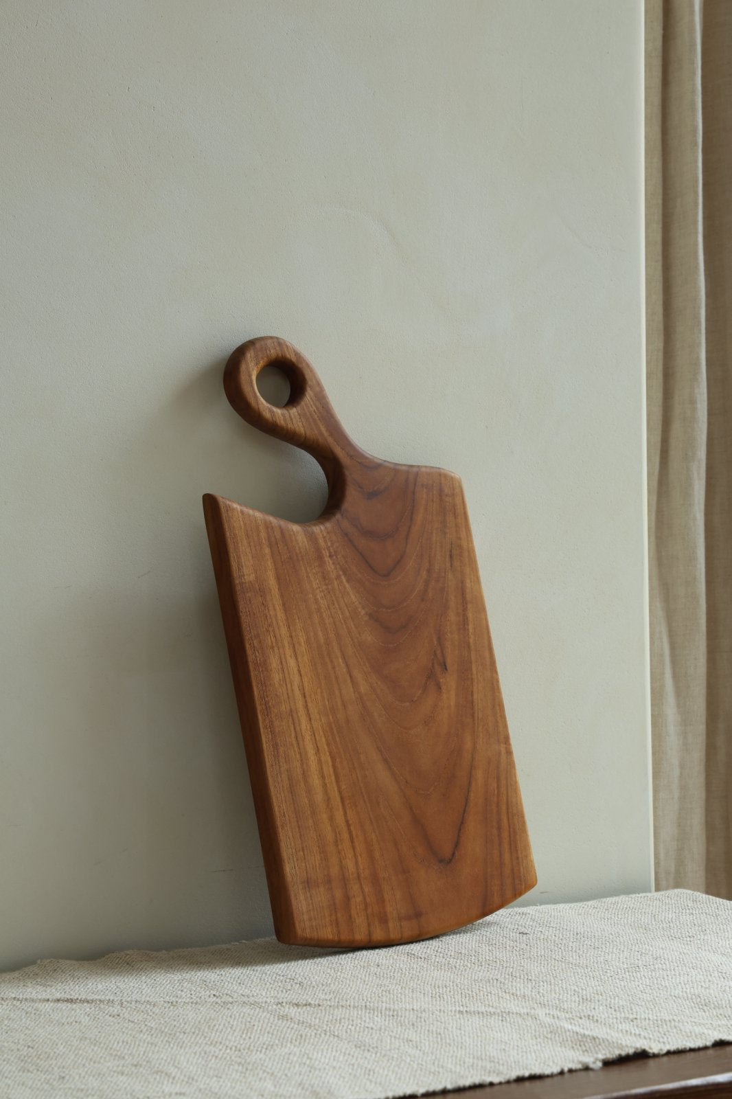 Wooden cutting board with handle, natural wood grain, kitchenware for sale
