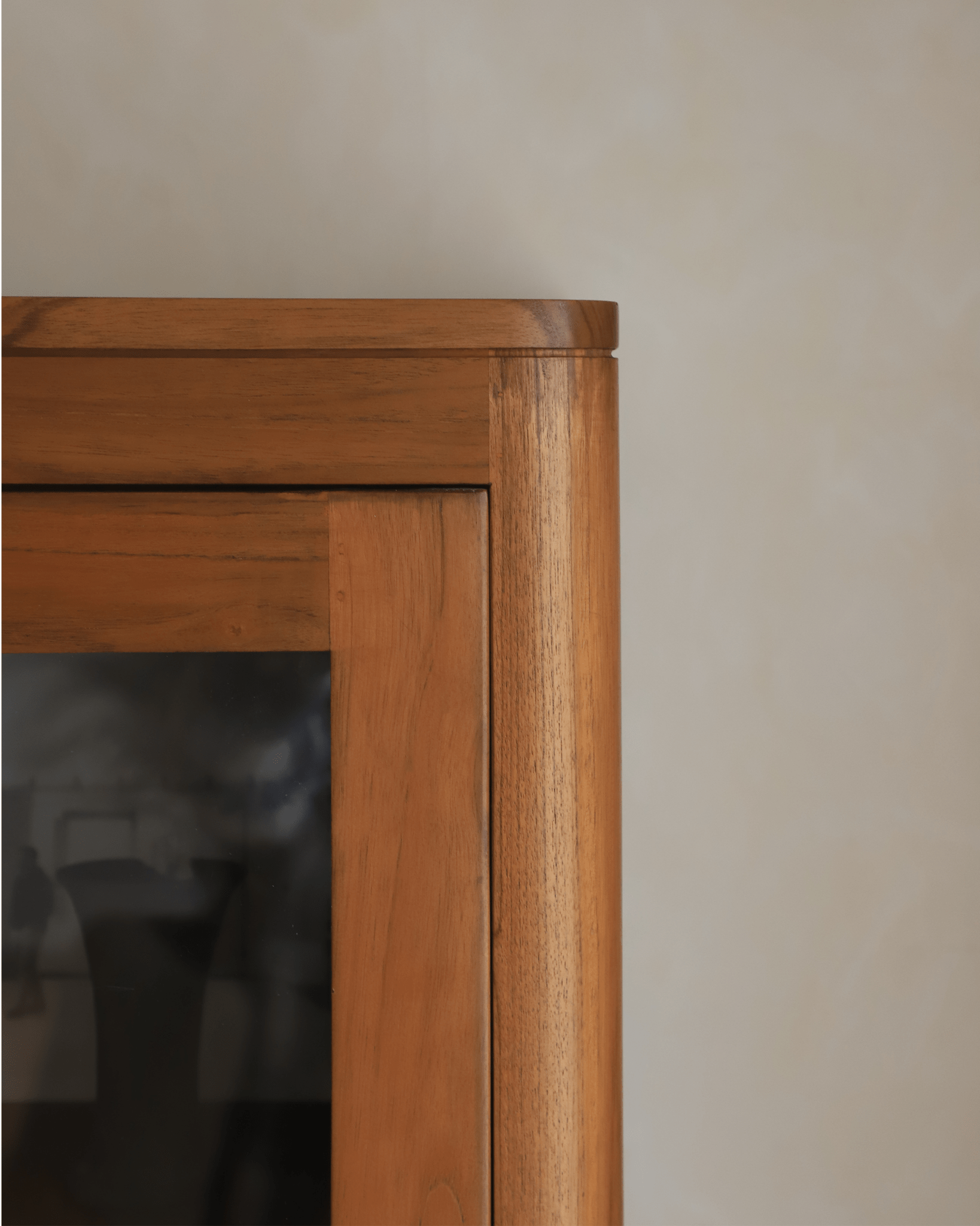 Reve Teak Bookcase detail: Teak wood corner and glass door frame with smooth finish