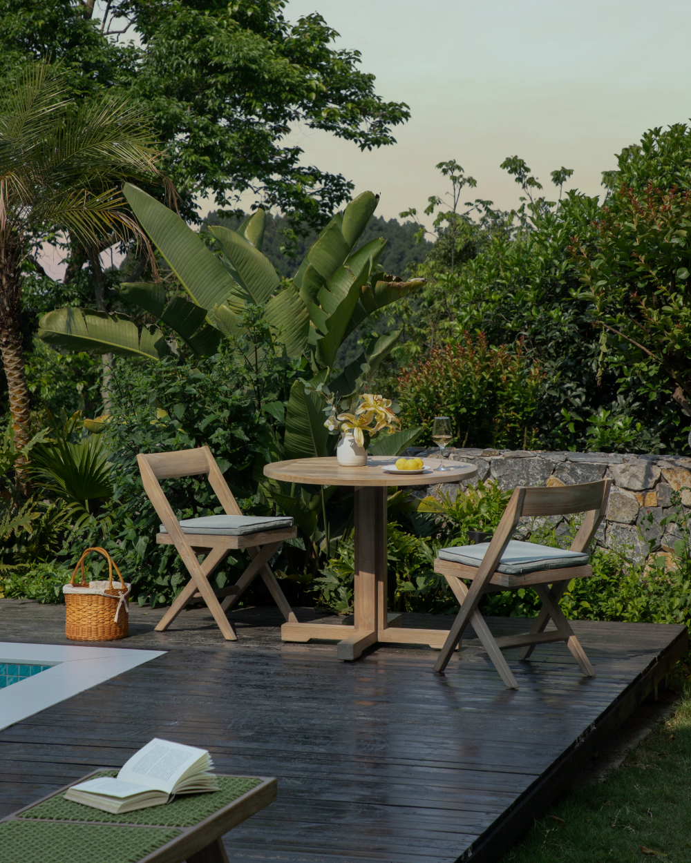 Ruby Outdoor Round Table
