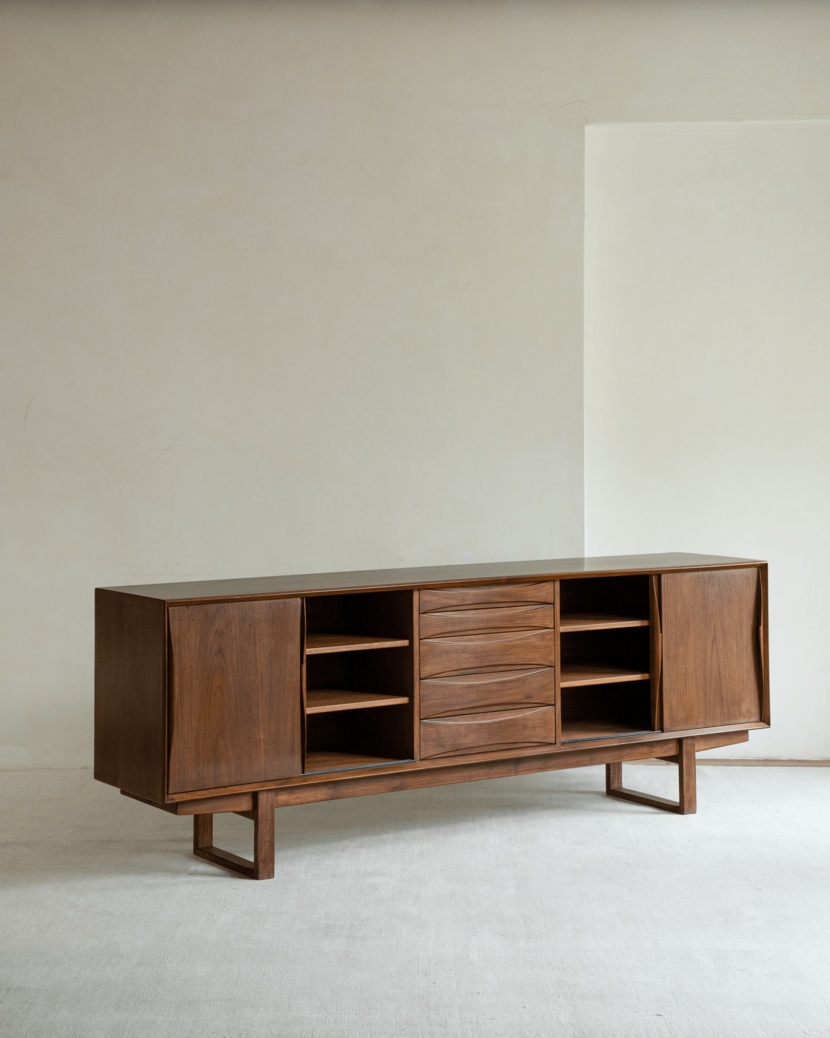 No.454 teak veneer sideboard with mid-century design, central drawers, and shelving.