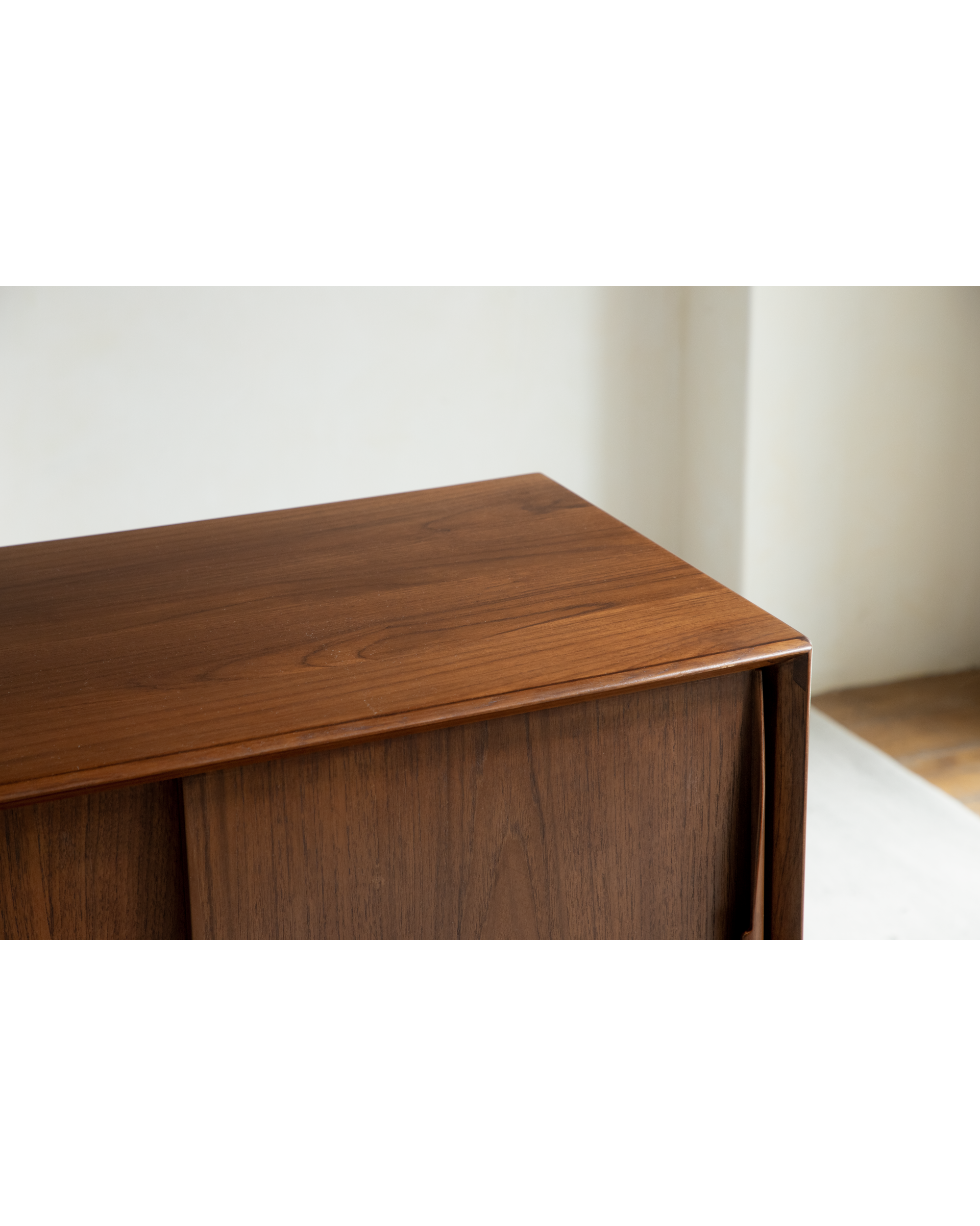 No.454 sideboard corner detail featuring teak veneer and visible wood grain.