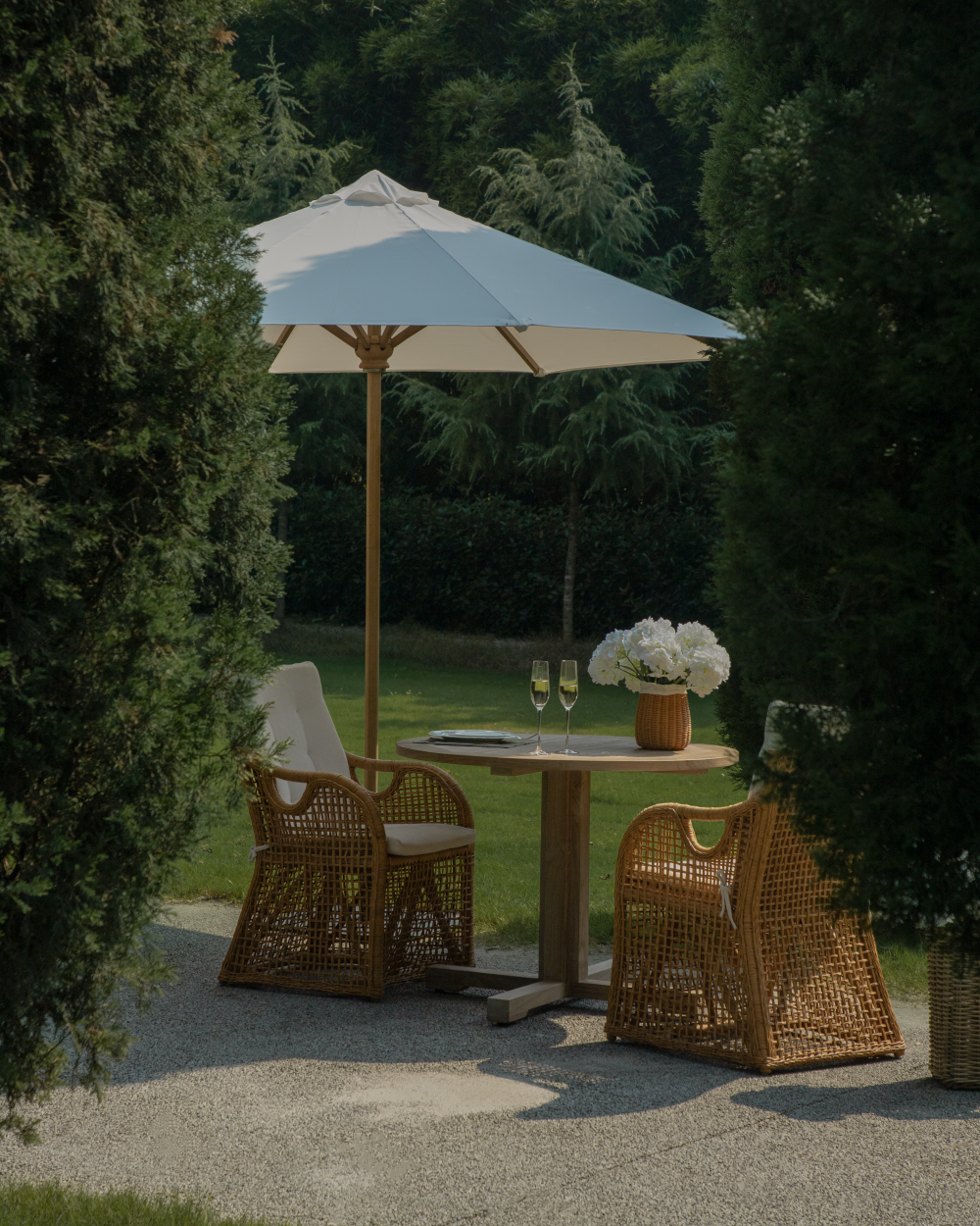 Ruby Outdoor Round Table