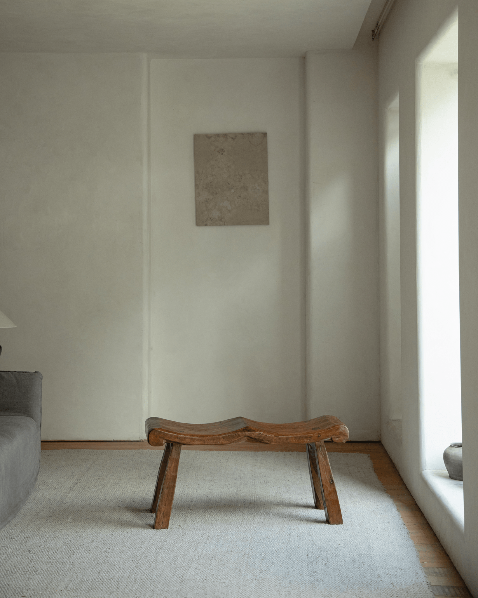 Tildes Bench, solid wood bench with curved seat, brown color, minimalist interior