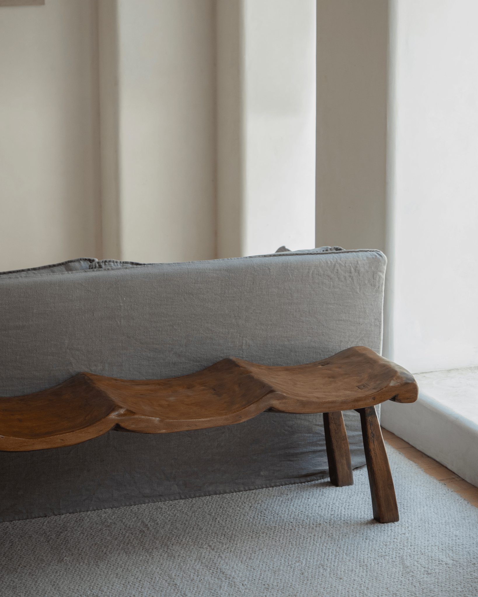 Tildes Bench, handcrafted wooden bench with wave-like seat in brown, minimalist interior