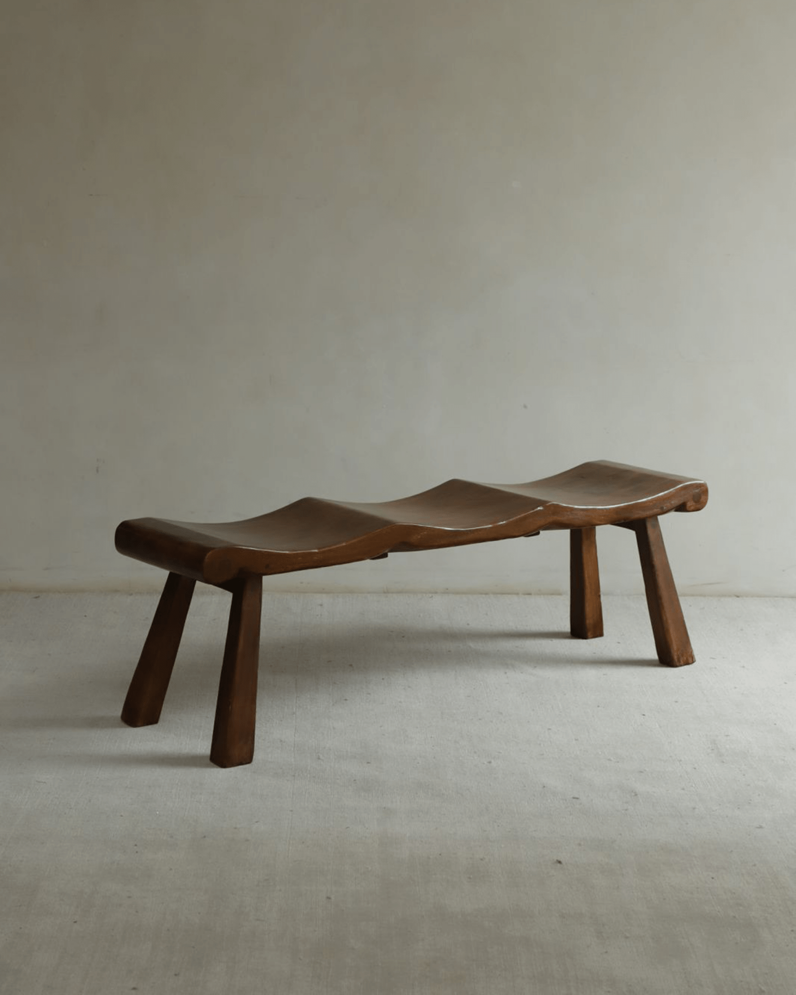 Tildes Bench with wave seat in solid wood, minimalist brown design