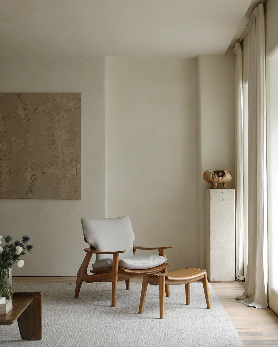 Zen Armchair with Footrest in light wood, ergonomic design, ideal for relaxation and comfort in a minimalist interior