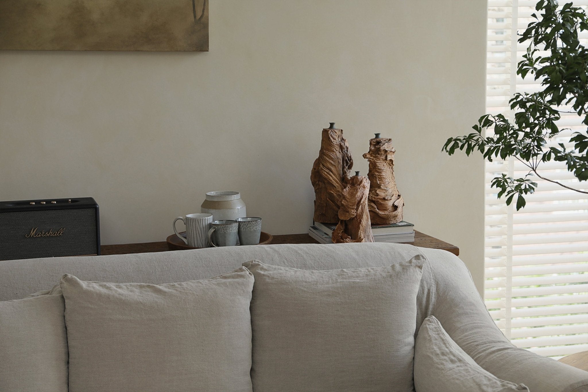 Wavy wooden vases displayed in a cozy interior, perfect for home decor. Includes Marshall speaker and mugs.