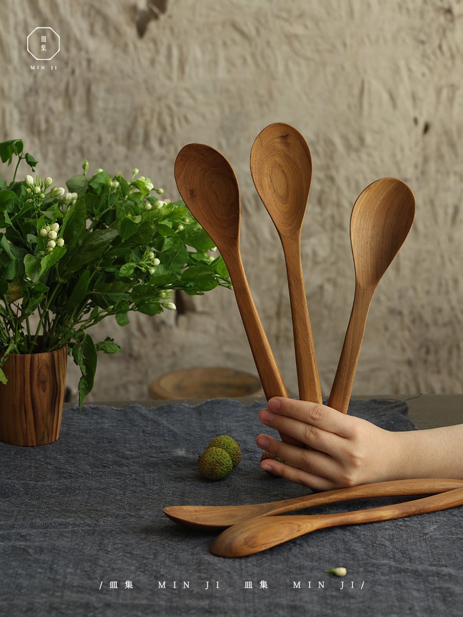 Wooden salad spoons 2PCS, hand holding spoons, wooden texture, natural wood grain, MIN JI