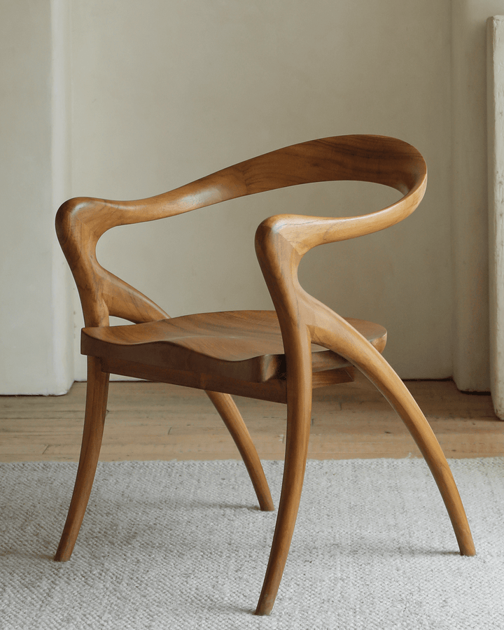 Olivia Chair with curved backrest and solid teak wood construction