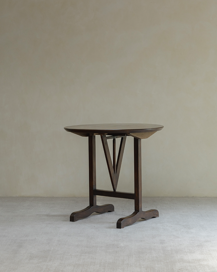 Foldable V-Leg Round Table with elegant dark wood and modern vintage style
