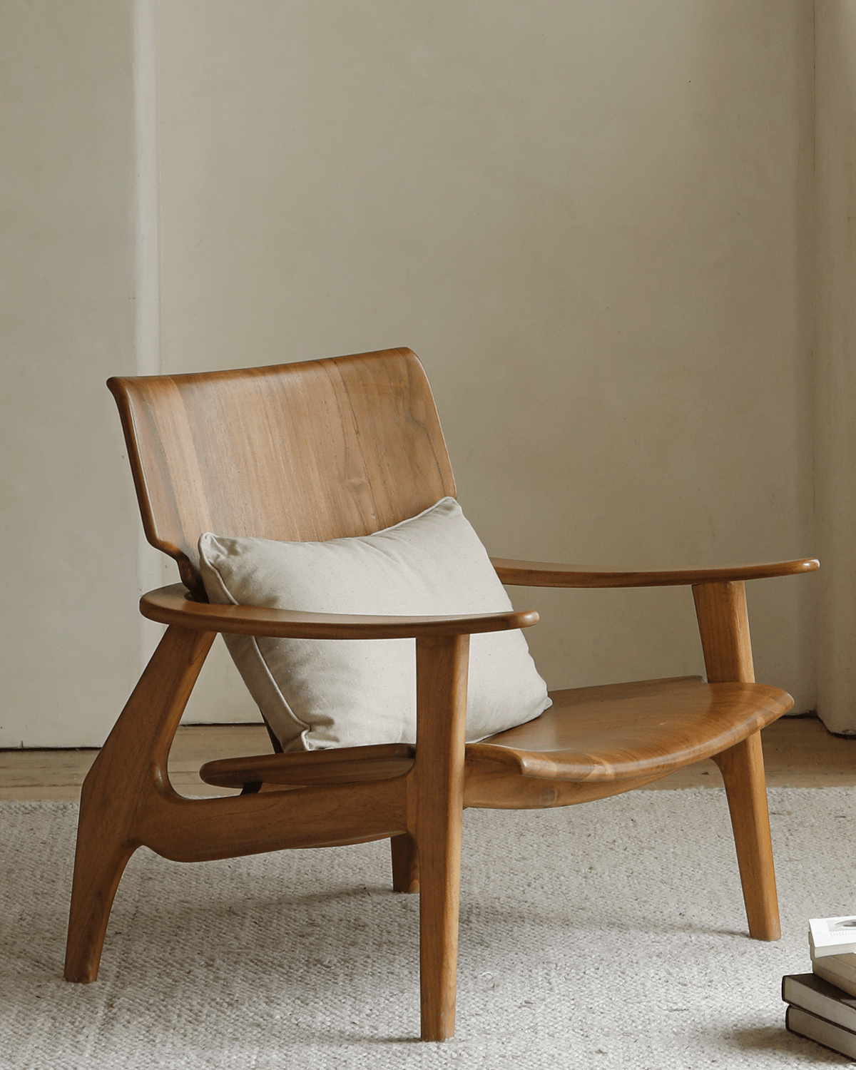 Zen Armchair with light brown wooden frame, ergonomic design and comfortable cushion, ideal for relaxation