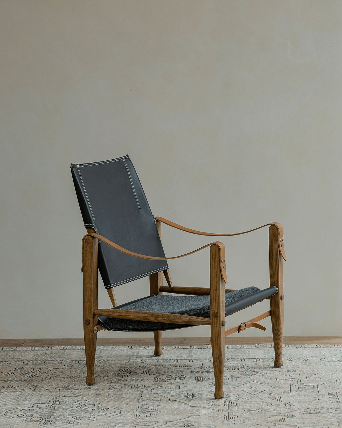 Safari Chair - US Red Oak with Brass Accents and Black Leather Backrest - Stylish and Portable Design