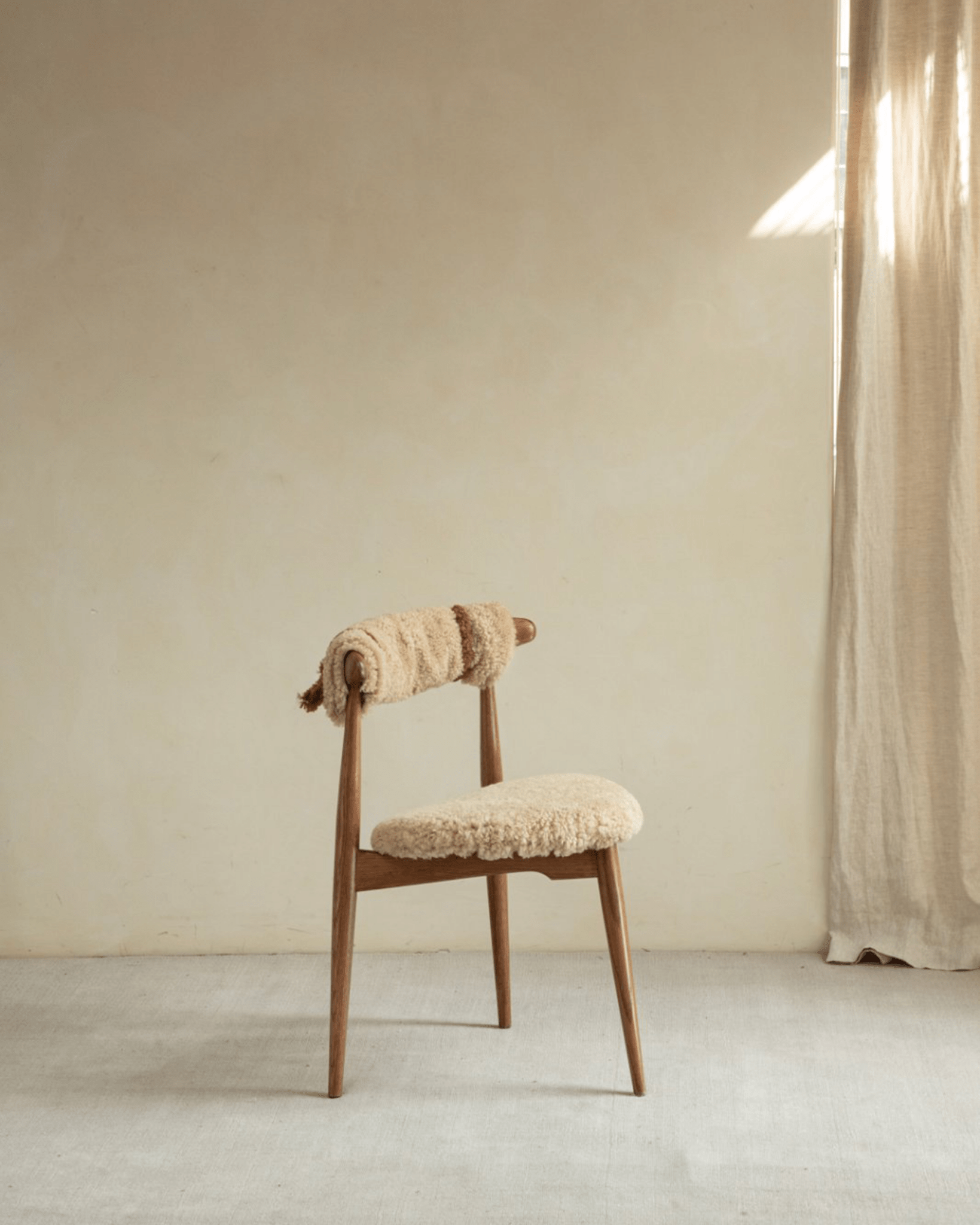Heart Dining Chair with shearling upholstery, oak wood frame, and Danish design, perfect for vintage decor