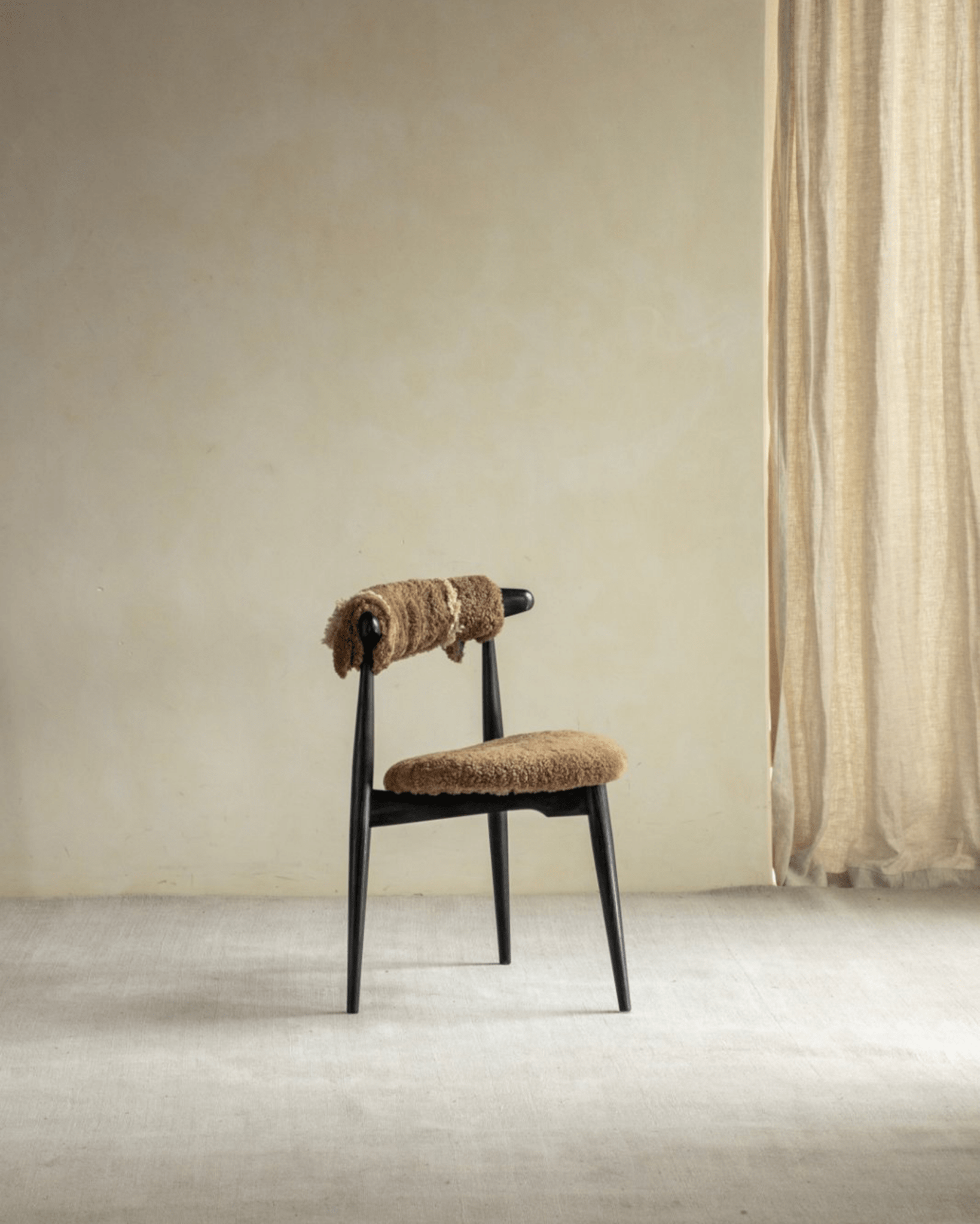 Heart Dining Chair with black frame and shearling upholstery, Danish design