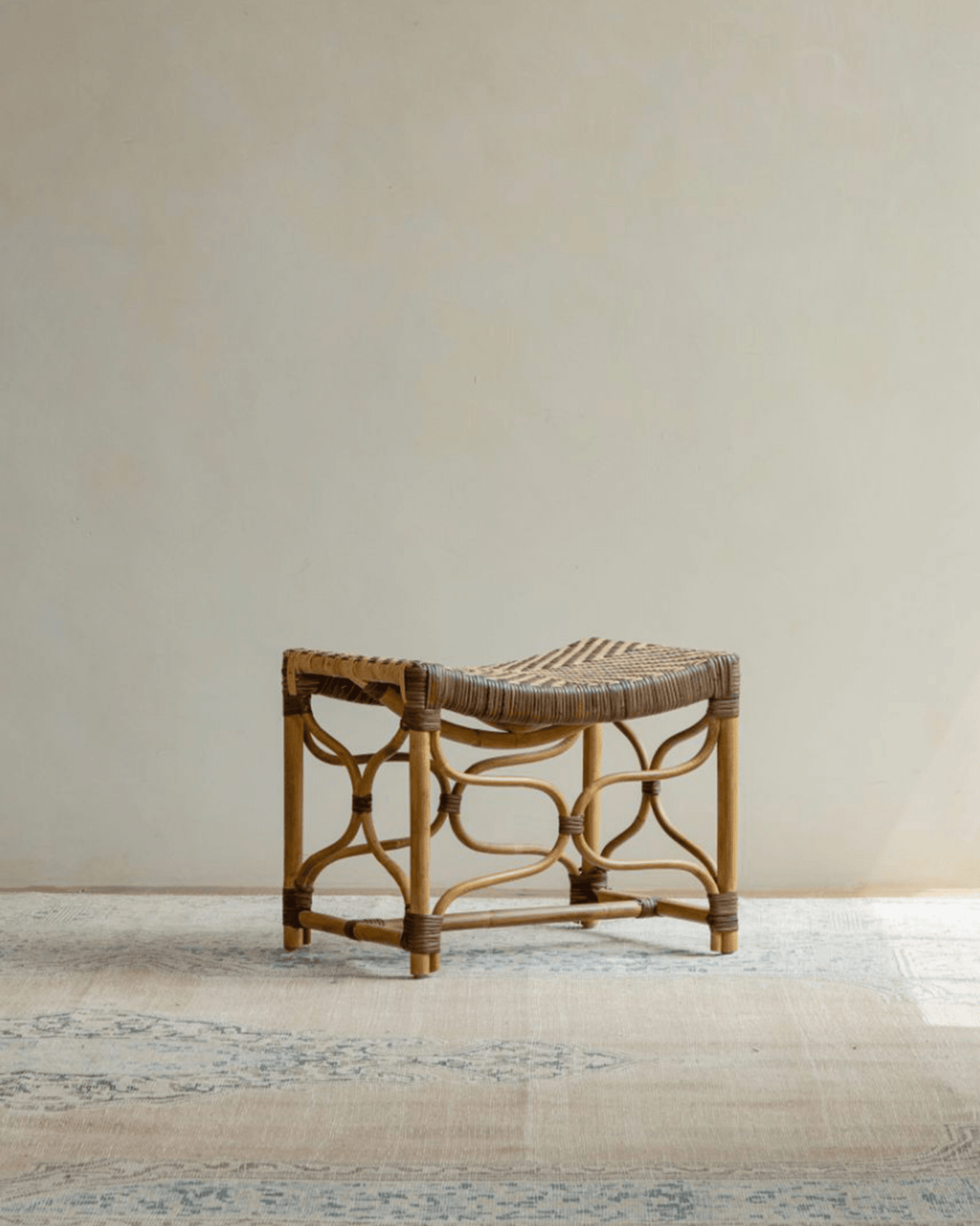 Mugimaru　js Furniture＿REGENT STOOL touch-stool-1920x1280.jpg