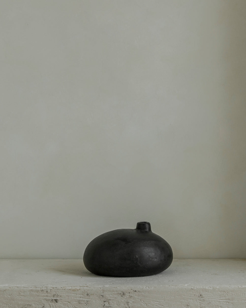 Sandy Vase, Black / D02